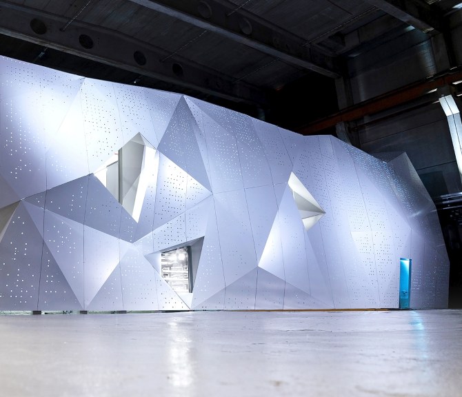 Valtava tietokone hallissa.