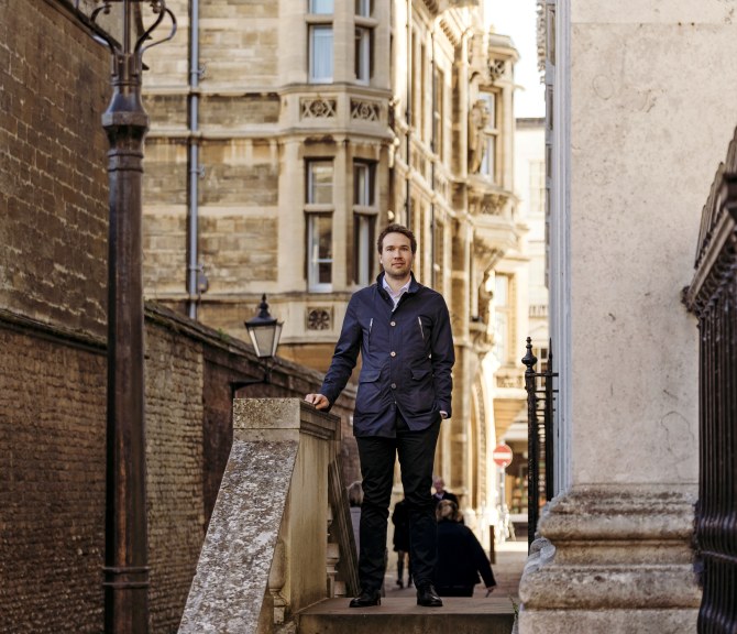 Janne Peltonen seisoo kivisessä kaupunkiympäristössä.