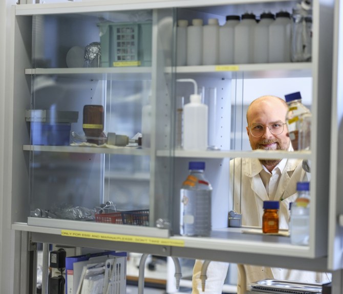 Juho Uzkurt Kaljunen katsoo kameraan.