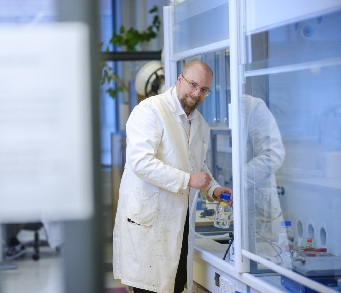 Juho Uzkurt Kaljunen töissä laboratoriossa.