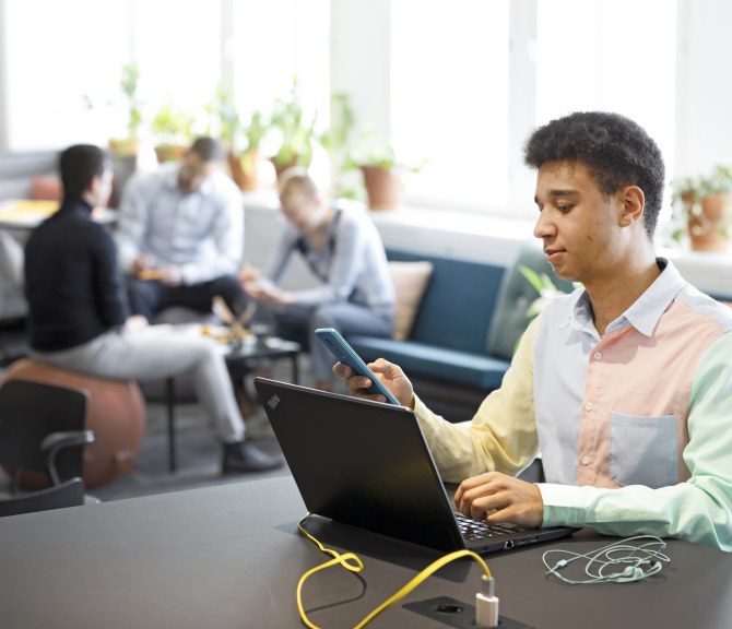 Opiskelija istuu tietokoneen ääressä.