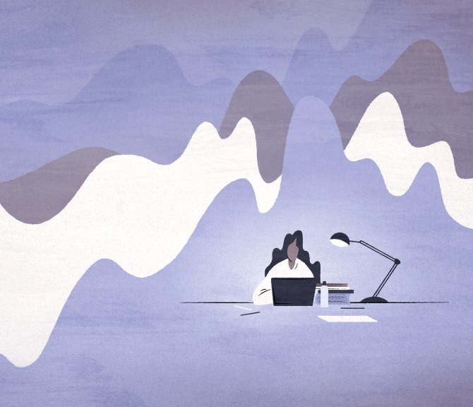 Nainen istuu aaltojen keskellä.