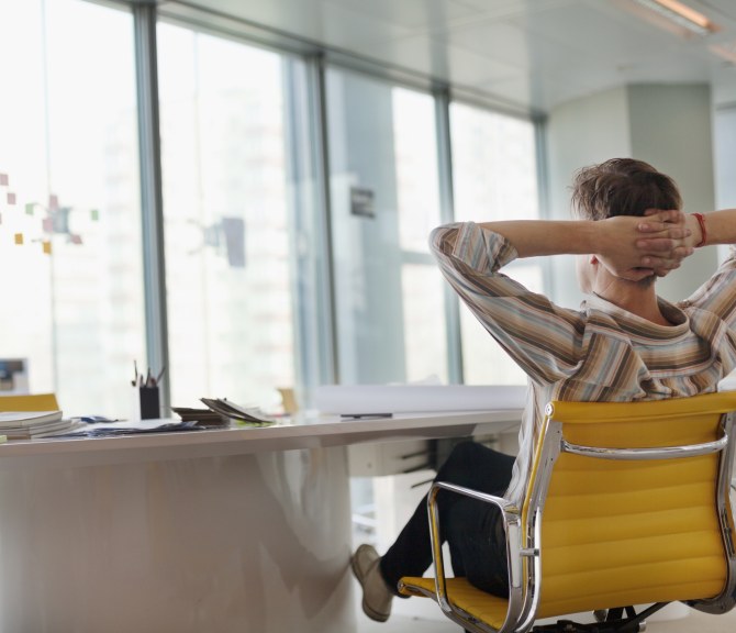 Arkkitehti katsoo ulos ikkunasta