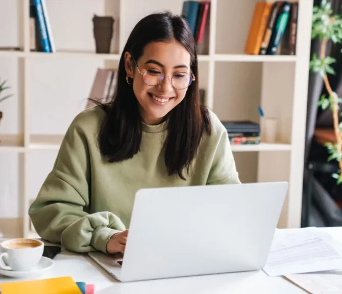 nainen tietokoneen ääressä