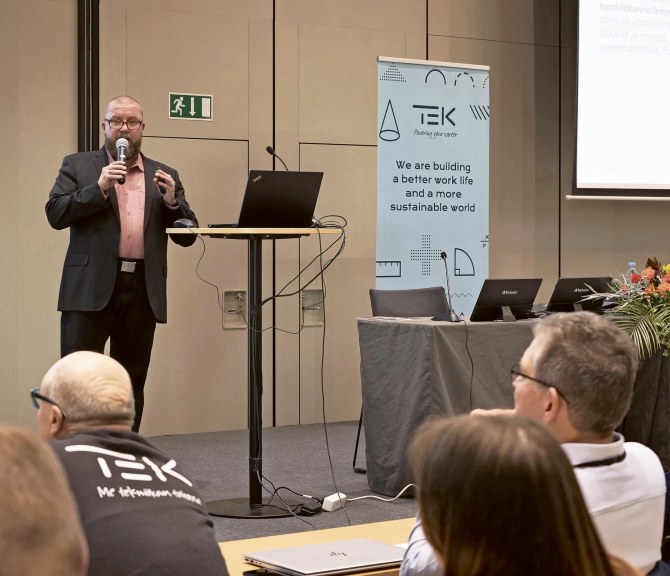 Jukka-Pekka Luhanko puhuu TEKin valtuustolle.