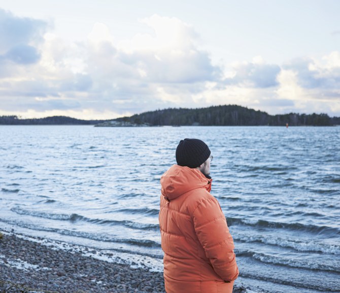 Henry Schwartz seisoo rannalla selin kameraan.