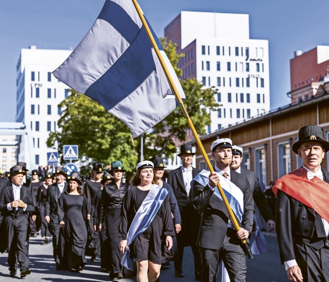 Joukko tohtoreita marssii.
