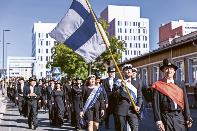 Joukko tohtoreita marssii.