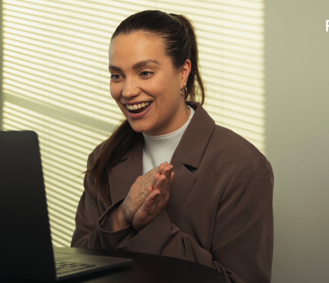 nainen, läppäri, iloinen