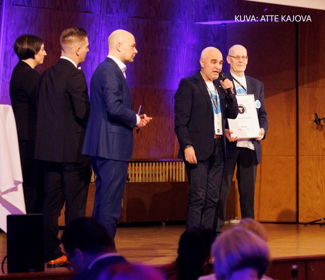 AKYn edustajat palkitsemistilaisuudessa.