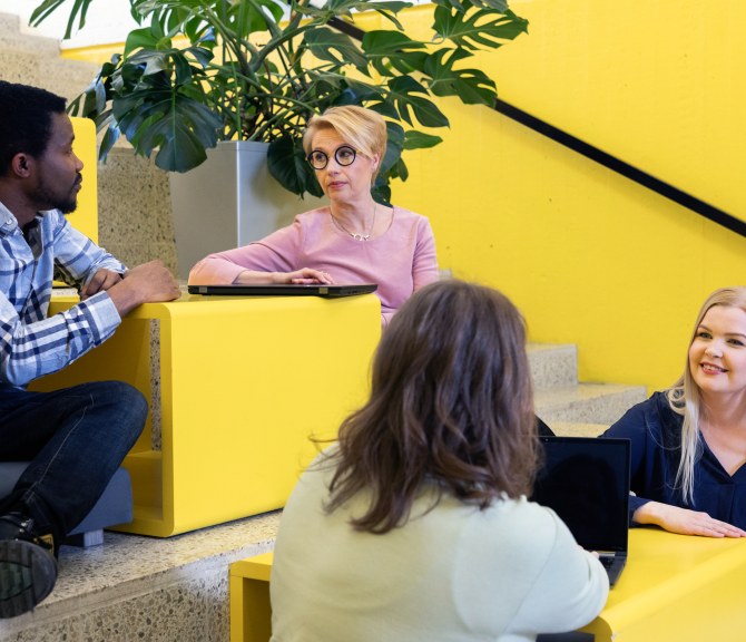 Henkilöitä istumassa.