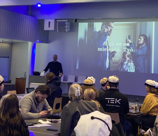 Björn Wiemers puhumassa Opiskelijavaikuttajaseminaarissa 2025.