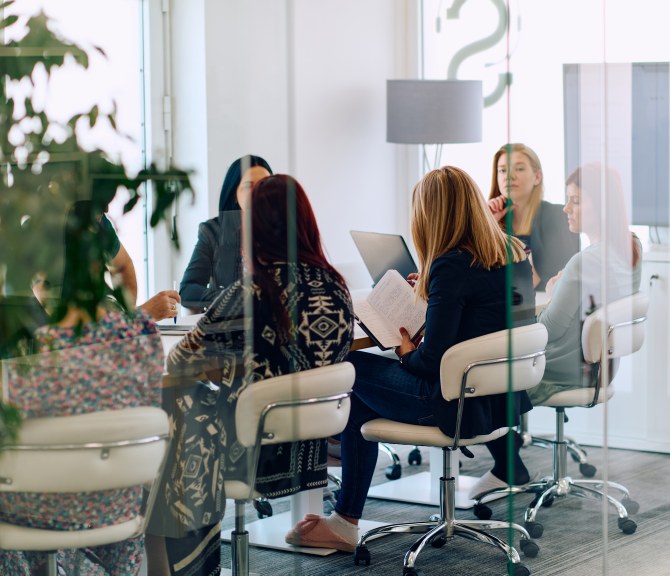 Henkilöitä kokouksessa.