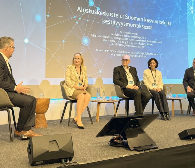 Paneeli pohtii tulevaisuutta.