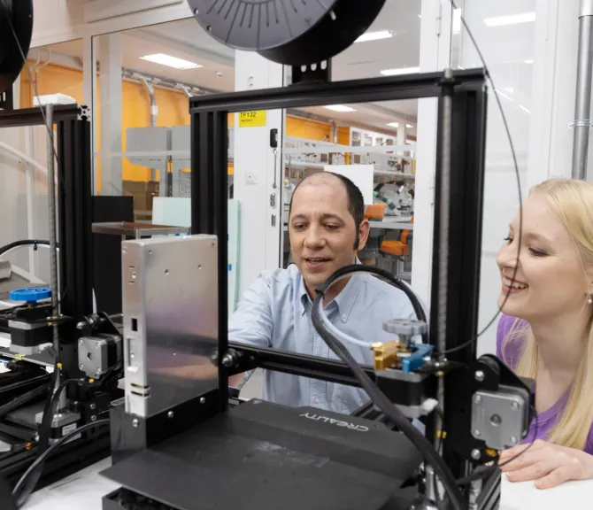 Kaksi tekniikan alan opiskelijaa opintojensa äärellä