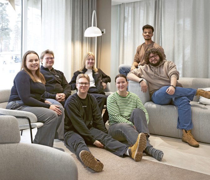 TEKin tykit ryhmäkuvassa.