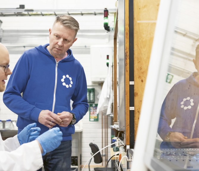 Anton Kontunen ja Kimmo Jokinen laboratoriossa.