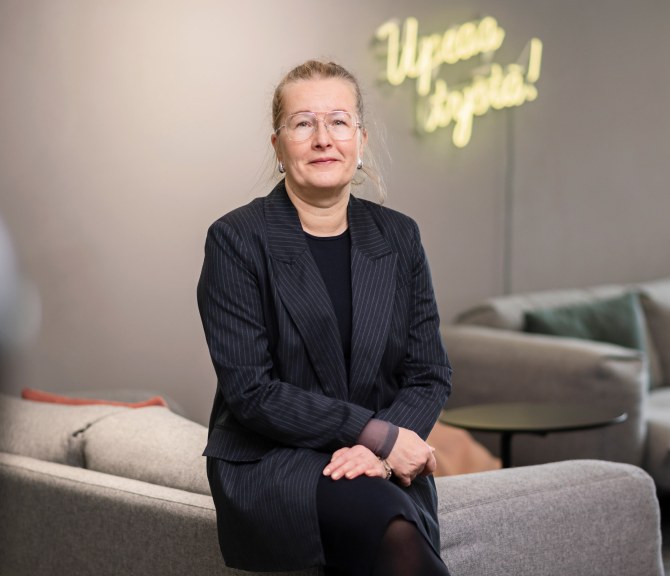 Merina Salminen katsoo kameraan.