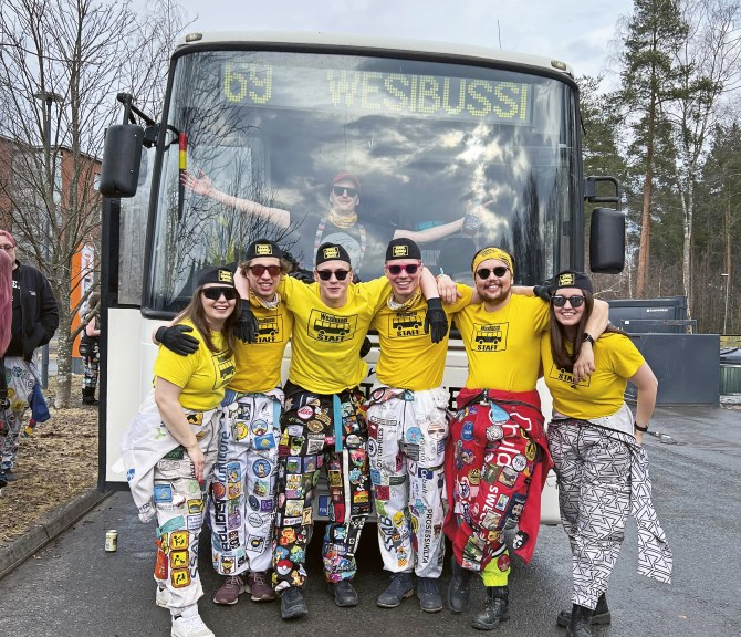 Wesibussi, jonka edessä seisoo sen järjestäjiä.