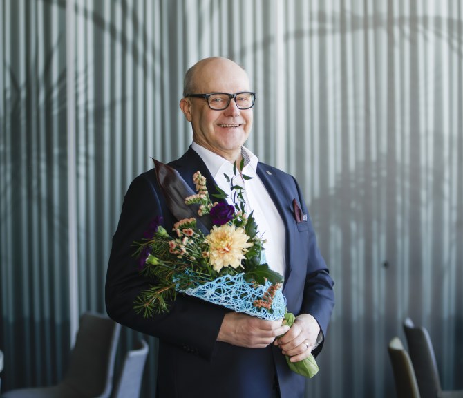 Tuore TEKin hallituksen puheenjohtaja Arto Timperi kukitettuna valinnan jälkeen. 