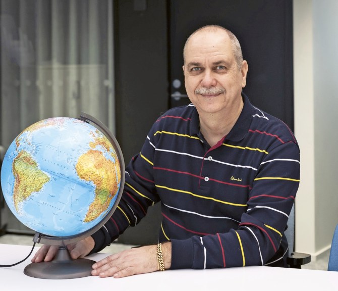 Daniel Valtakari karttapallon äärellä.