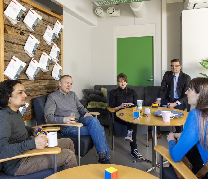 Oulun tuotantotalouden tutkimusyksikköä kahvilla.