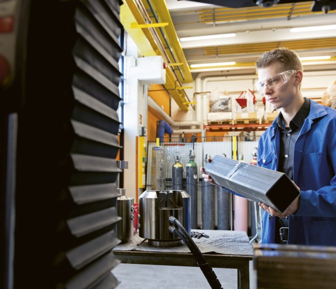 Lassi Keränen työn ääressä pajalla.