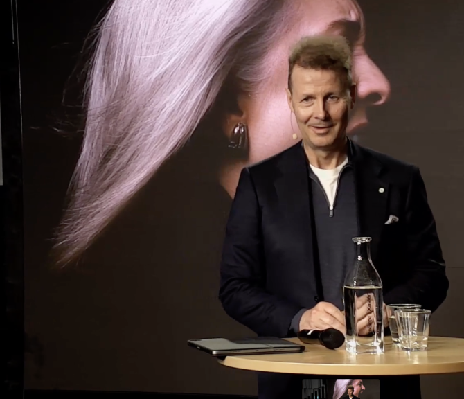 Risto Siilasmaa esiintymislavalla.