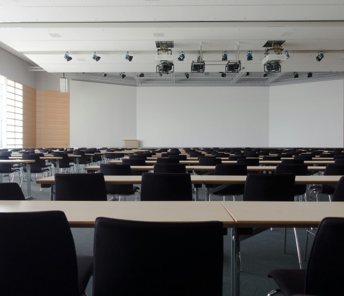 Tyhjä luentosali.