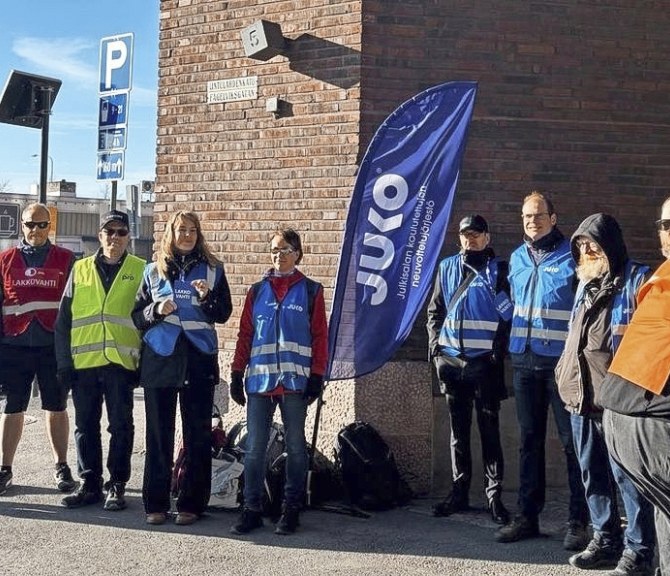 Lakkovahteja ulkona.