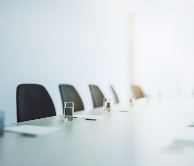 Tyhjiä tuoleja kokouspöydän ympärillä