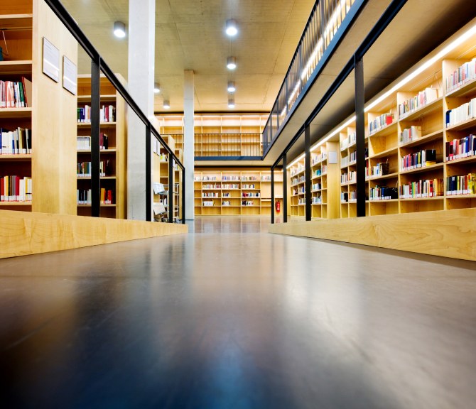 Kirjaston käytävä.