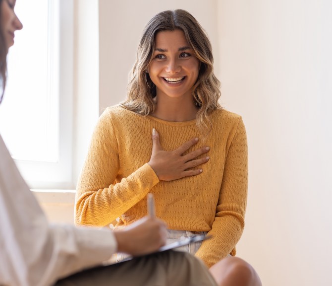 2 naista, istuvat, muutoskyvykkyys