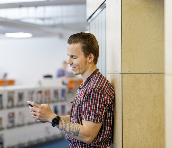 Ihminen kirjastossa.