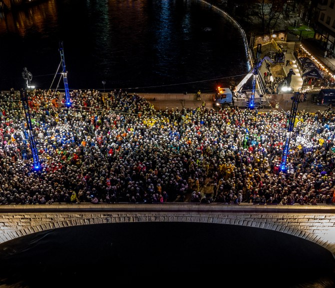 Ihmispaljoutta Hämeensillalla vappuna.