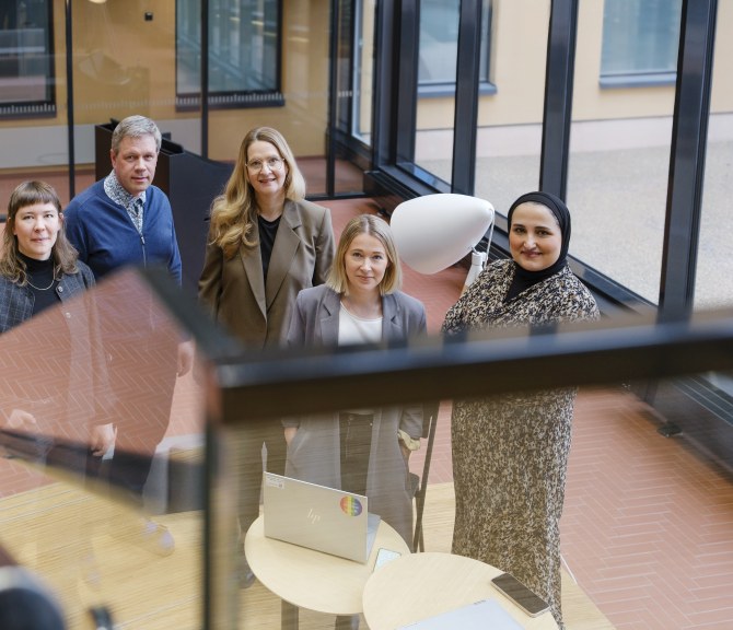 Swecon työntekijöitä seisoo portaikon alla ryhmänä.