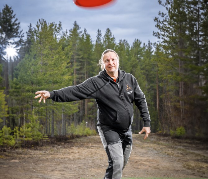 Ville Nivalainen heittämässä frisbeetä.