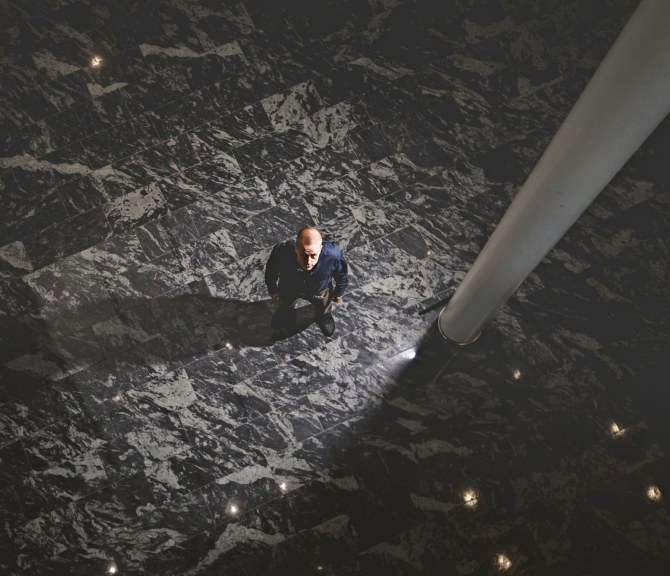 Mikko Majamaa tummassa tilassa yläkulmasta kuvattuna.