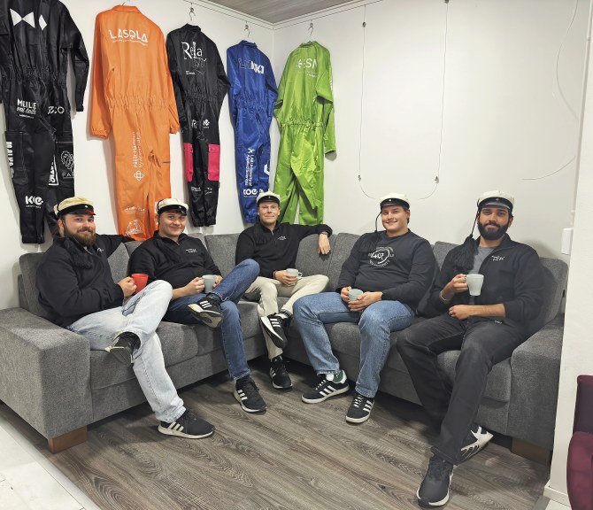 Nuorten valiokunta istuskelemassa.