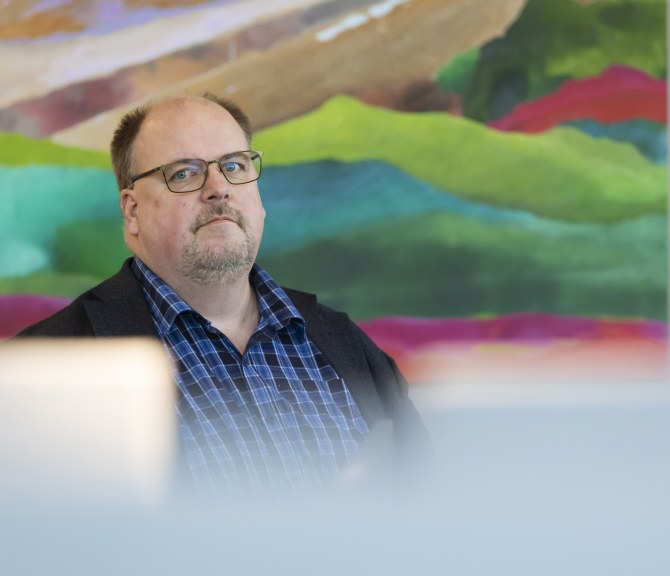 Staffan Österholm katsoo kameraan.