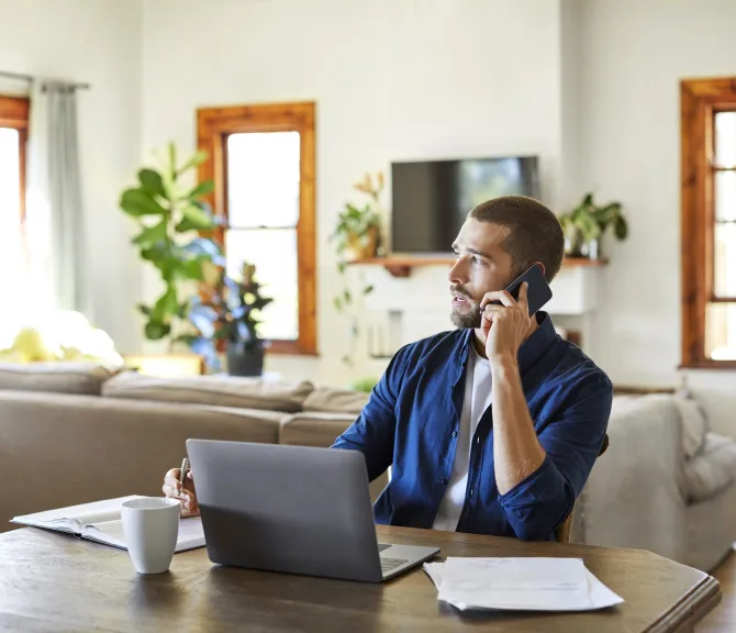 luottamushenkilö, mies, puhelin, tietokone, pöytä 