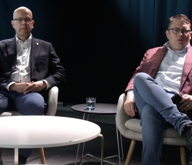 Teemu Hankamäki ja Juhani Nokela istuvat pöydän ääressä.