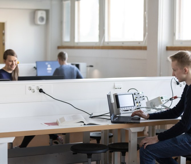 Henkilöitä tutkimassa.