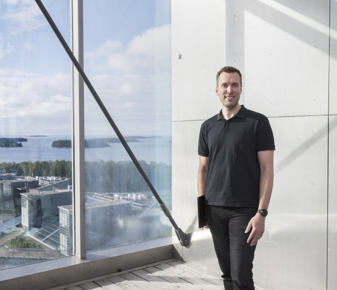 Mikko Mattila katsoo kameraan.