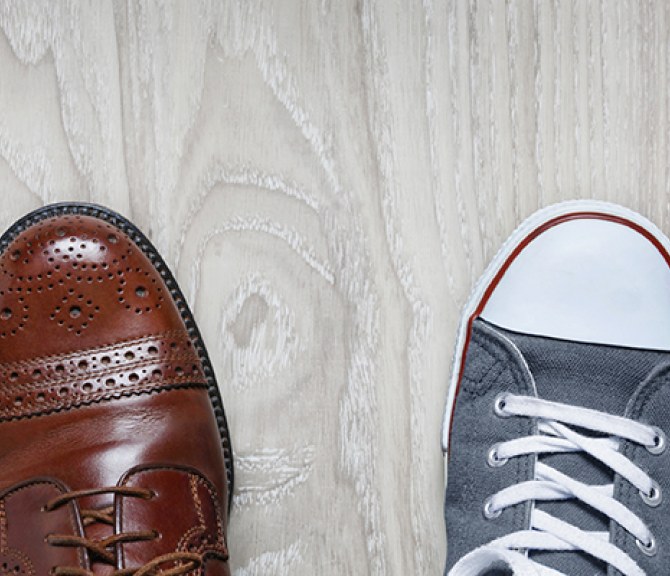 Kuvassa toimistokenkä ja tennari.