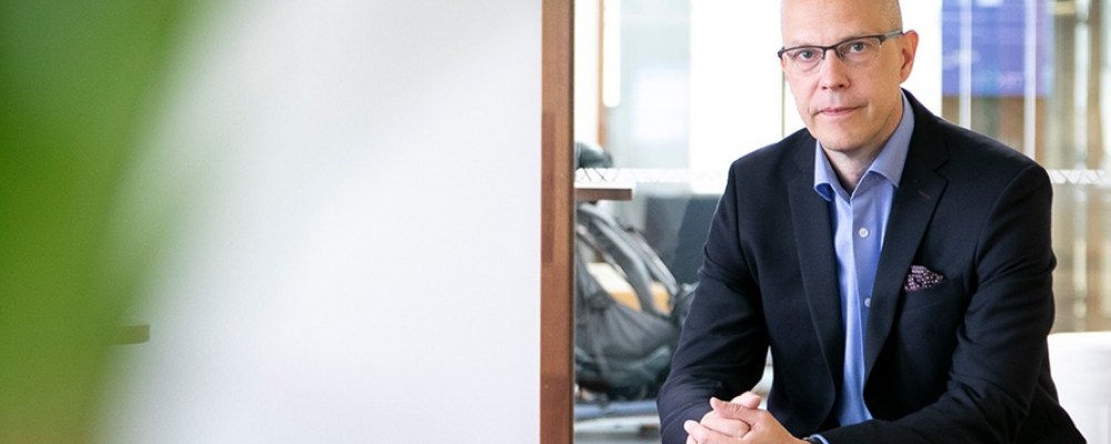 Teemu Hankamäki katsoo suoraan kameraan.