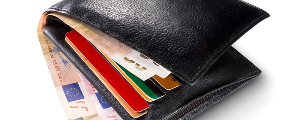 Lompakko täynnä rahaa.