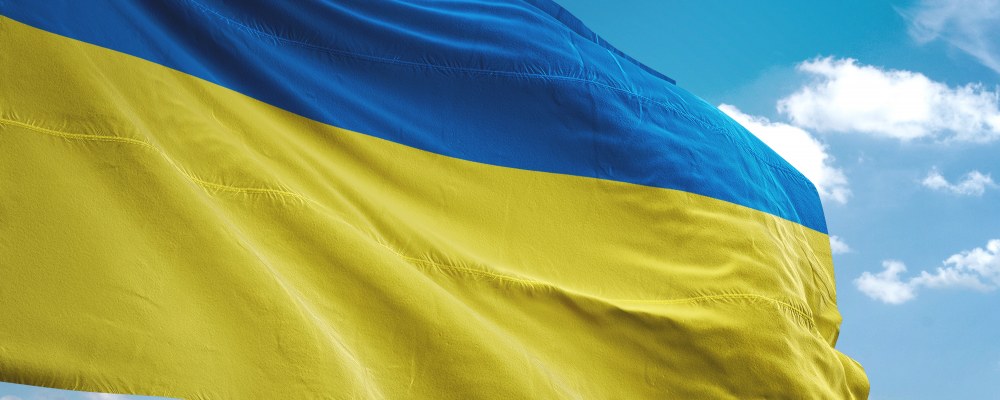 Kuvassa on Ukrainan lippu lipputangossa