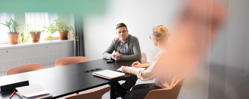 mies ja nainen istuvat