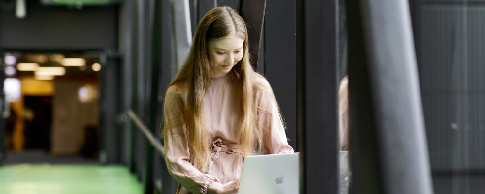 Henkilö katsoo läppäriä.